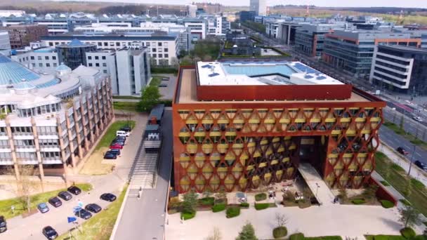 KPMG buidling in the financial district in the city of Luxembourg - LUXEMBURG CITY, LUXEMBURG - 30 de abril de 2021 — Vídeo de Stock