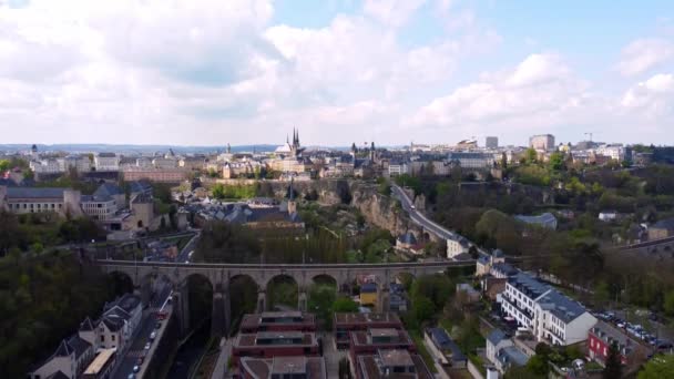 El famoso viaducto en la ciudad de Luxemburgo desde arriba — Vídeo de stock