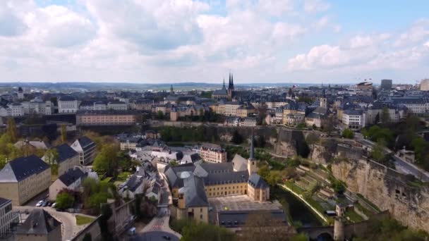 Flug über die Stadt Luxemburg und das Kloster Neumünster — Stockvideo