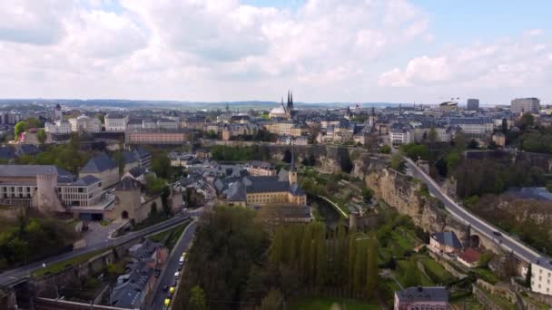 Luftaufnahme über die Stadt Luxemburg mit ihrer schönen Altstadt — Stockvideo