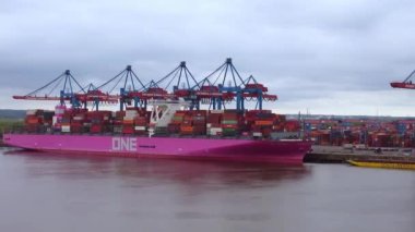 Hamburg limanının terminalindeki konteyner gemisi HAMBURG, ALMANY 10 Mayıs 2021