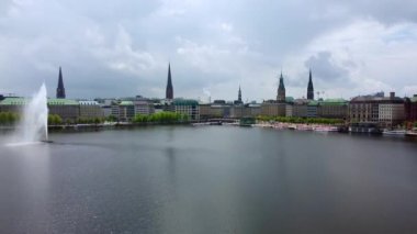 Hamburg 'un güzel şehir merkezinde Alster Nehri Gölü