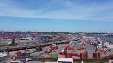 Hamburg limanındaki konteynır - hava manzaralı