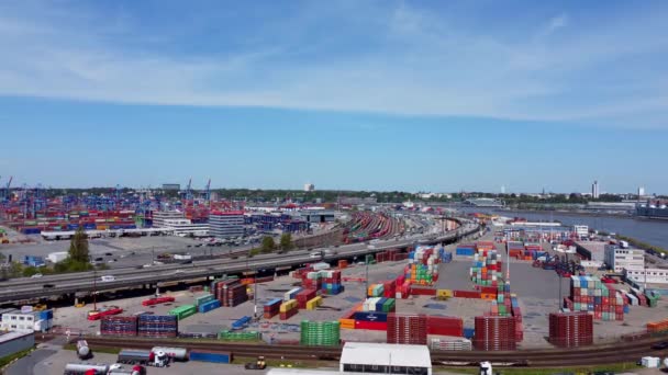Container in de haven van Hamburg district - luchtfoto — Stockvideo