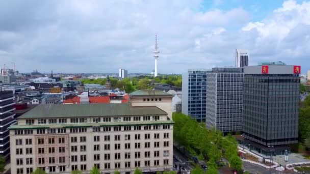 O belo centro da cidade de Hamburgo com lago Alster River - HAMBURG, ALEMANHA - MAIO 10, 2021 — Vídeo de Stock