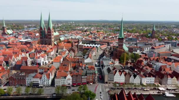 Den berømte Holsten-porten i byen Lubeck Tyskland – stockvideo