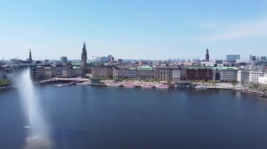 Hamburg 'un güzel şehir merkezinde Alster Nehri Gölü