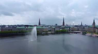 Hamburg 'un merkezindeki Alster Gölü' ndeki ünlü çeşme.