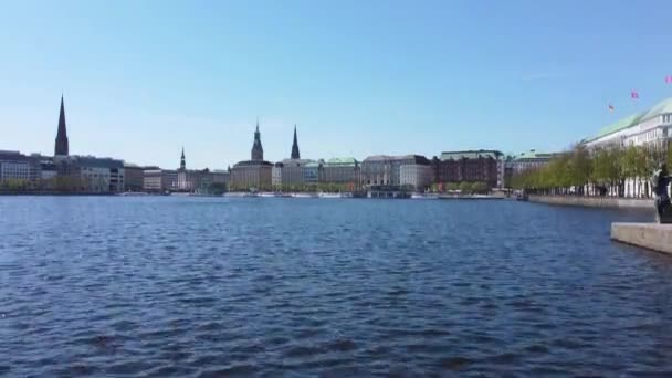 Le beau centre-ville de Hambourg avec le lac de la rivière Alster — Video