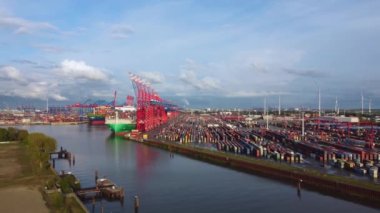Hamburg Limanı 'ndaki Eurogate Konteynır Terminali - hava görünümü