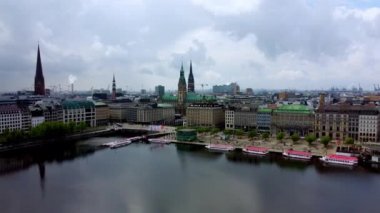 Hamburg 'un güzel şehir merkezinde Alster Nehri Gölü