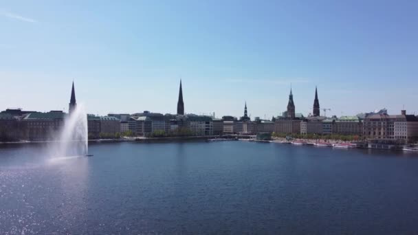 Famous fountain on Alster Lake in the city center of Hamburg - HAMBURG, GERMANY - MAY 10, 2021 — Stock Video