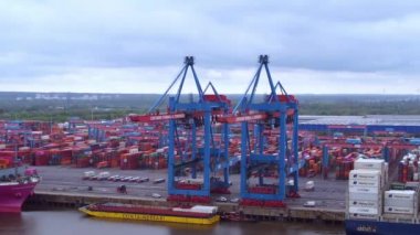 Hamburg Limanı 'ndaki konteynır yükleme ve boşaltma - hava görünümü - HAMBURG, GERMANY - 10 Mayıs 2021