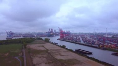 Hamburg Limanı 'ndaki konteyner terminali.