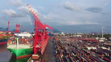 Hamburg Limanı 'ndaki konteynır yükleme ve boşaltma - hava görünümü - HAMBURG, GERMANY - 10 Mayıs 2021