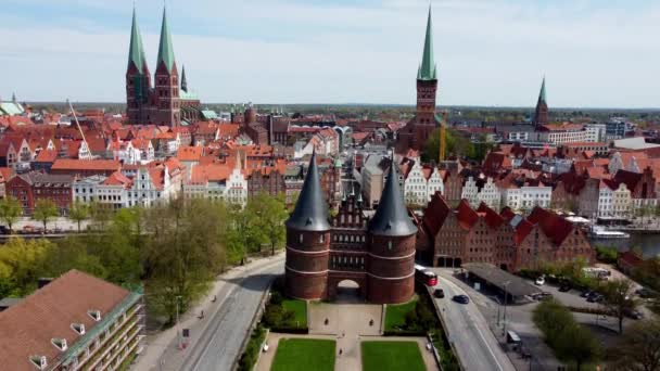 Famoso Holstentor en la ciudad de Lubeck Alemania — Vídeos de Stock