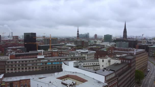 Flygfoto över centrum av Hamburg - HAMBURG, TYSKLAND - MAJ 10, 2021 — Stockvideo