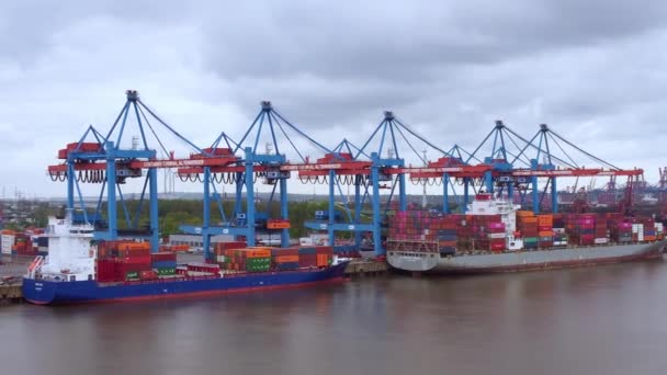 De indrukwekkende haven van Hamburg met zijn enorme containerterminals - vanuit de lucht - HAMBURG, DUITSLAND - 10 mei 2021 — Stockvideo