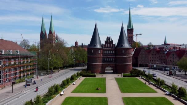 Beroemde Holstentor in de stad Lubeck Duitsland — Stockvideo