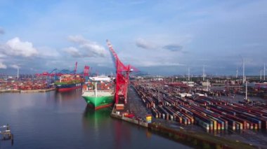 Hamburg 'un etkileyici limanı, büyük konteynır terminalleri - hava görüşü - HAMBURG, GERMANY - 10 Mayıs 2021