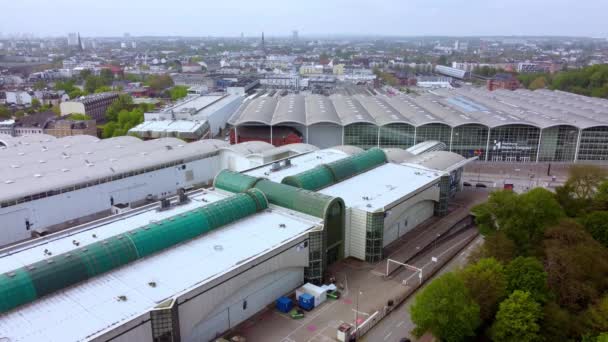 Vista aérea sobre o CCH - Centro de Congressos Hamburgo - HAMBURGO, ALEMANHA - MAIO 10, 2021 — Vídeo de Stock