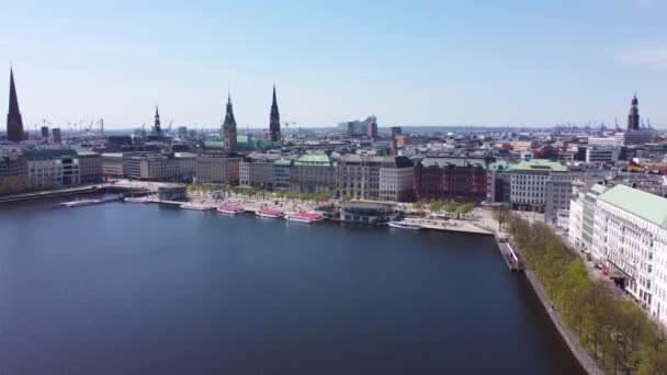 Het prachtige centrum van Hamburg met het Alstermeer - HAMBURG, DUITSLAND - 10 mei 2021 — Stockvideo