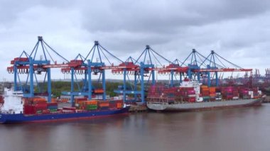 Hamburg limanındaki Altenwerder konteyner terminali - hava görüntüsü