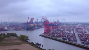 Hamburg Limanı 'ndaki konteyner terminali - HAMBURG, Almanya - 10 Mayıs 2021