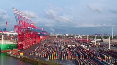 Hamburg limanındaki büyük konteynır terminali - hava manzaralı - HAMBURG, GERMANY - 10 Mayıs 2021