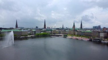 Hamburg 'un güzel şehir merkezinde Alster Nehri Gölü
