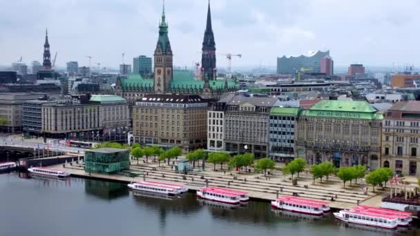 Prachtig centrum van Hamburg met beroemde Jungfernstieg wijk - HAMBURG, DUITSLAND - 10 mei 2021 — Stockvideo