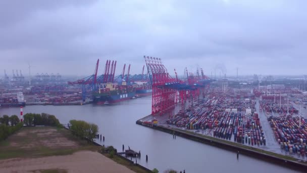 Terminal kontenerowy w porcie w Hamburgu - HAMBURG, NIEMCY - MAJ 10, 2021 — Wideo stockowe