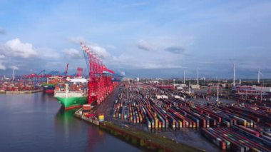 Hamburg limanındaki büyük konteynır terminali - hava manzaralı