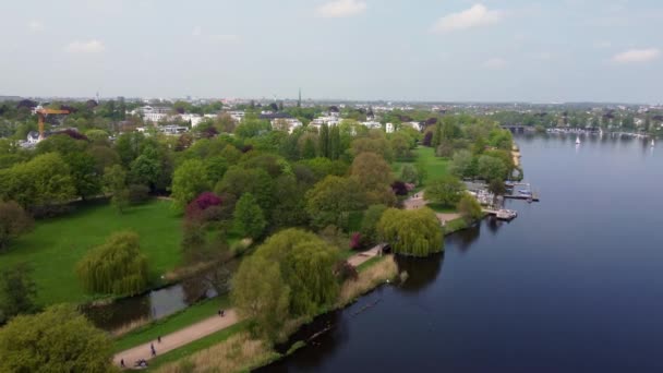 Spazi verdi e parchi nella città di Amburgo sul fiume Alster — Video Stock
