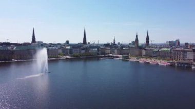 Hamburg 'un güzel şehir merkezinde Alster Nehri Gölü