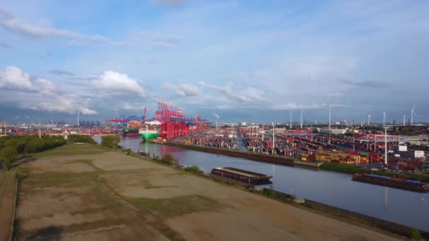 Hamburg Limanı 'ndaki konteyner terminali. — Stok video