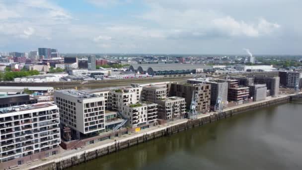 Vista aérea sobre o moderno bairro de Harbour City, em Hamburgo, no porto — Vídeo de Stock