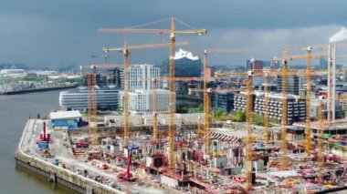 Modern ve hızlı büyüyen Hamburg şehrindeki büyük inşaat alanları - hava manzaralı - HAMBURG, GERMANY - 10 Mayıs 2021