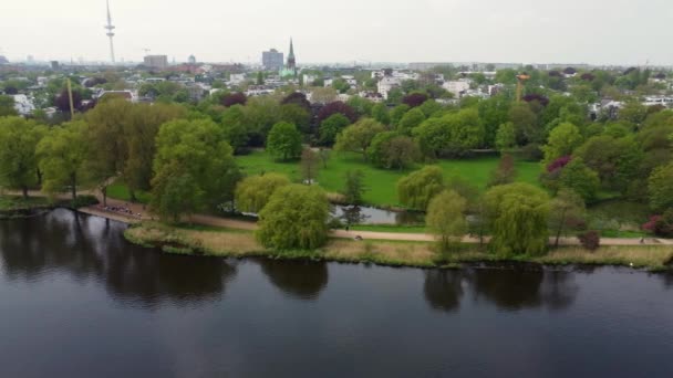 Alster Park au lac de la rivière Alster à Hambourg d'en haut — Video