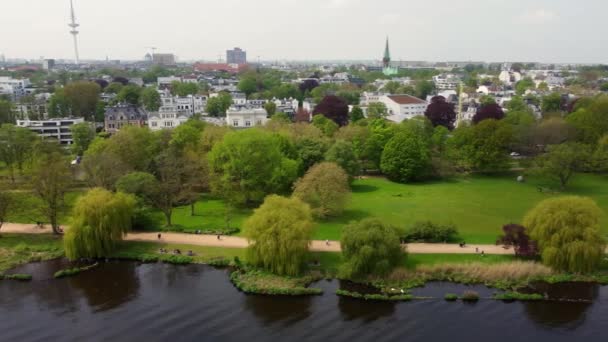 Espaces verts et parcs dans la ville de Hambourg sur la rivière Alster — Video