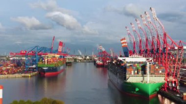 Hamburg Limanı 'ndaki Burchardkai Konteyner Terminali HAMBURG, GERMANY 10 Mayıs 2021