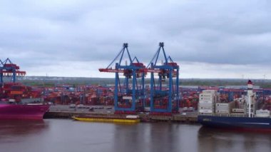 Hamburg Limanı 'ndaki konteyner terminali - HAMBURG, Almanya - 10 Mayıs 2021
