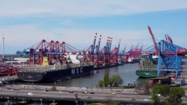 Hamburg limanında büyük yükleme vinçleri - HAMBURG, GERMANY - 10 Mayıs 2021