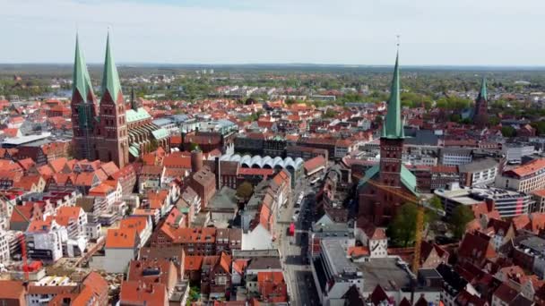 Beroemde Holsten Gate in de stad Lubeck Duitsland — Stockvideo