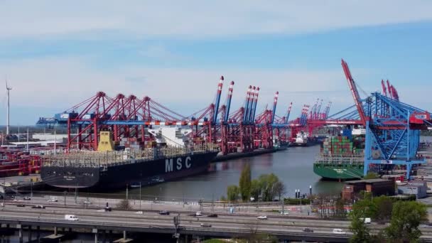 Enormes grúas de carga en el puerto de Hamburgo - HAMBURG, ALEMANIA - 10 DE MAYO DE 2021 — Vídeos de Stock