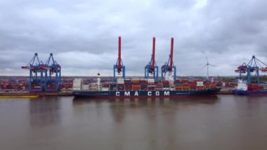 Hamburg Limanı 'ndaki konteyner terminali - HAMBURG, Almanya - 10 Mayıs 2021