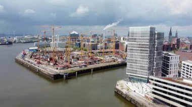 Hamburg 'daki modern liman şehri üzerinde hava manzarası HAMBURG, GERMANY - 10 Mayıs 2021