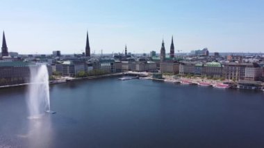 Hamburg 'un merkezindeki Alster Gölü' ndeki ünlü çeşme.