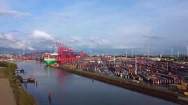 Hamburg limanı üzerinde büyük konteynır terminalleri HAMBURG, GERMANY - 10 Mayıs 2021