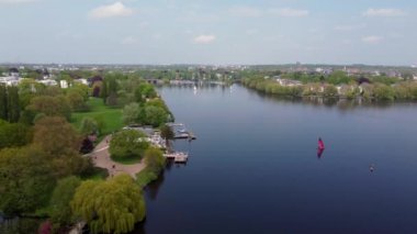 Hamburg 'daki Alster Nehri' ndeki Alster Parkı.